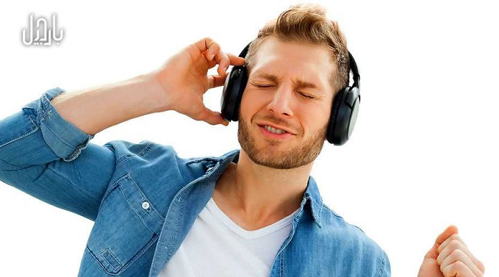 مردی در حال گوش دادن به موسیقی با هدفون