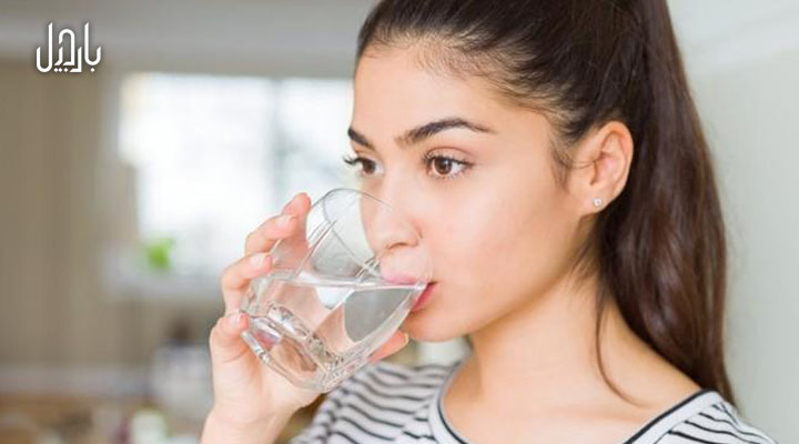 دختری در حال نوشیدن آب