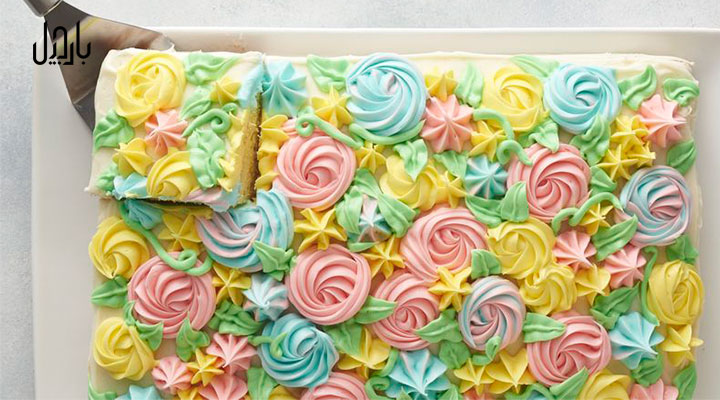 کیک با تزئین خامه به شکل شکوفه در حال برش زدن